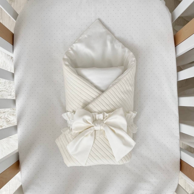 Paturica bebe din satin si material tricotat cu pilota si fundita, milky (1)